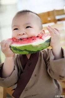 体验萌娃吃瓜视频大全,萌态百出，笑料连连