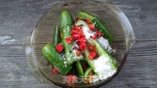 美女吃酸辣瓜的视频,美女大快朵颐，味蕾盛宴瞬间开启