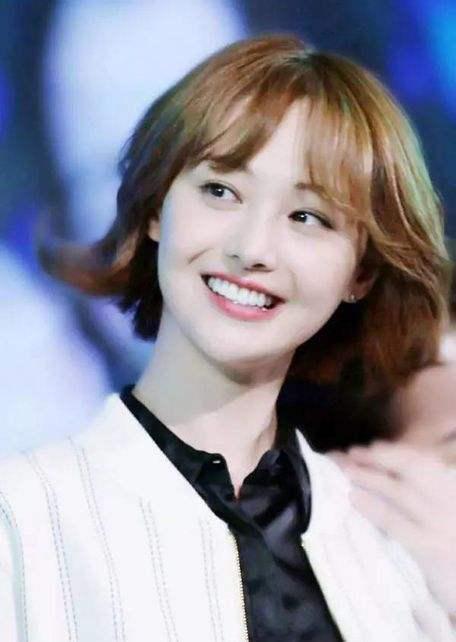 吃瓜博主女生短发视频,揭秘博主女生短发魅力