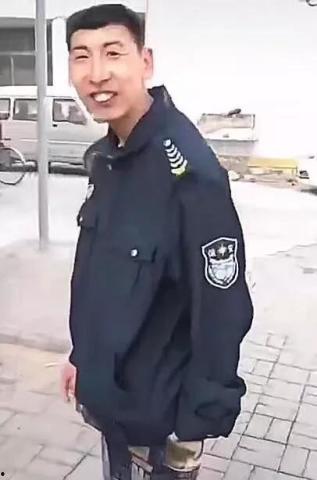 保安叔叔吃瓜视频,吃瓜视频展现萌态日常