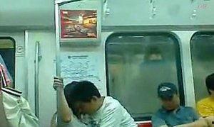 近期地铁吃瓜事件视频,一场引发热议的公共道德风波