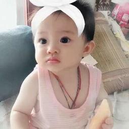 幼儿吃哈密瓜的视频,幼儿欢乐吃哈密瓜瞬间