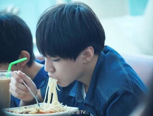 王俊凯吃瓜直播间视频,揭秘娱乐圈幕后故事