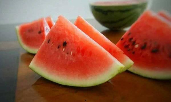 如懿吃哈密瓜视频,宫廷美食瞬间走红