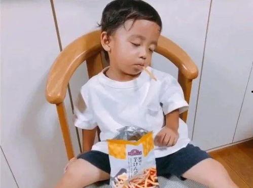 小男孩吃角瓜的视频播放