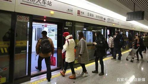 上海地铁吃瓜事件视频播放,视频曝光引发网友热议