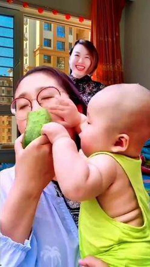 萌娃暴力吃瓜视频,萌态百出，暴力瓜吃法引网友热议