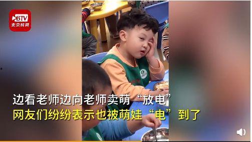 萌娃暴力吃瓜视频,萌态百出，暴力瓜吃法引网友热议