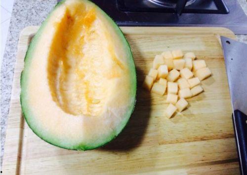 幼儿园吃哈密瓜的视频,宝贝们共享甜蜜哈密瓜