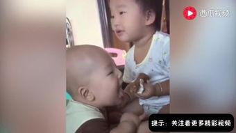 宝宝吃鸡瓜的视频,萌态十足引围观