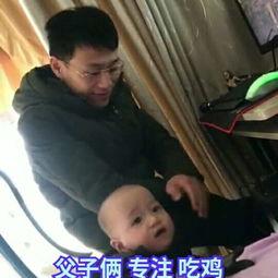 宝宝吃鸡瓜的视频,萌态十足引围观