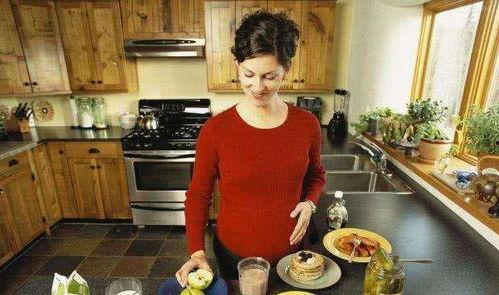 孕妇吃瓜拍照姿势视频,孕妈们的可爱姿势大盘点