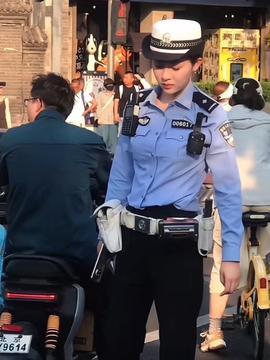 女民警上班吃瓜视频大全,视频大全揭秘警营生活趣味瞬间
