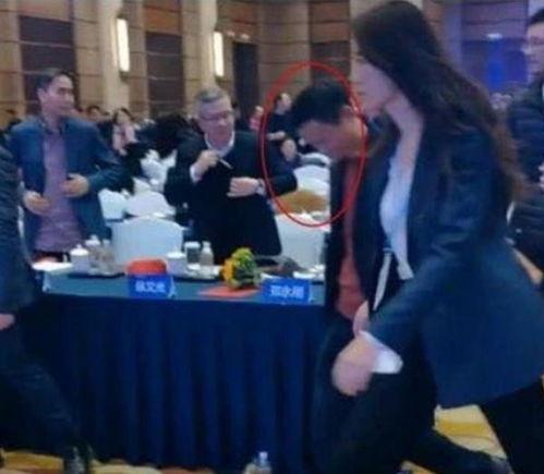 美女保镖上街吃瓜视频大全,瞬间成为热门视频焦点